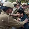 दिल्ली वाले खड़े हैं उन आठ पुलिसकर्मियों के साथ जिन्हे रामजस कॉलेज में झगड़ा रोकने में चोट लगी है