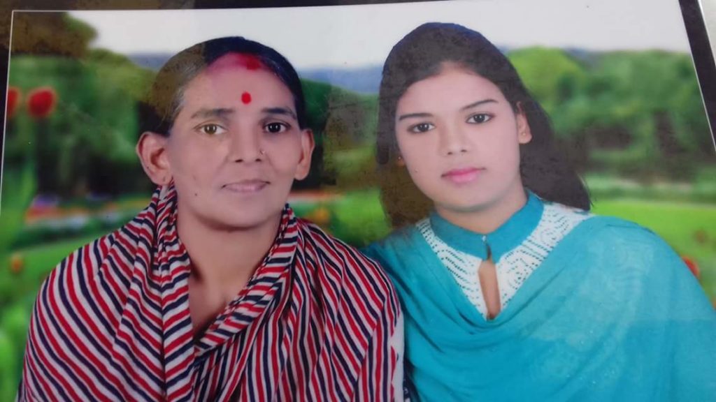 অমরি রায়ের অষ্টম শ্রেনীর পড়ুয়া মেয়ে তৃষ্ণা রায় গত বুধবার (২৯/০৮/১৮ ইং) বেলা ১২ টা থেকে নিখোঁজ-Video