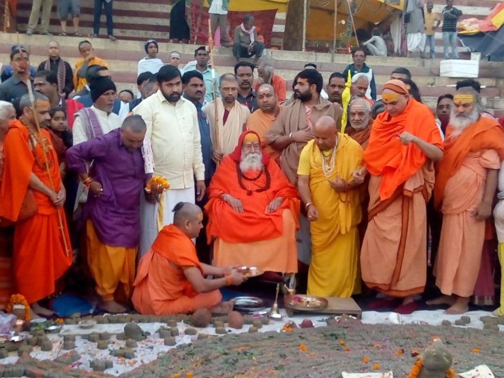 पू० जगद्गुरु शंकराचार्य जी महाराज ने सवा लाख पार्थिव शिवलिंगों से निर्मित कूर्म यंत्र का आरती पूजन किया