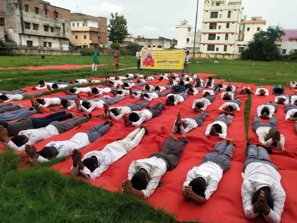 ब्रम्हलीन ज्योतिष एवं द्वारका शारदा पीठाधीश्वर जगद्गुरु शंकराचार्य स्वामी स्वरूपानंद सरस्वती जी महाराज को शिव काशी मंच व महामना विद्यालय की तरफ से “साष्टांग दण्डवत” कर भावभीनी श्रद्धांजलि