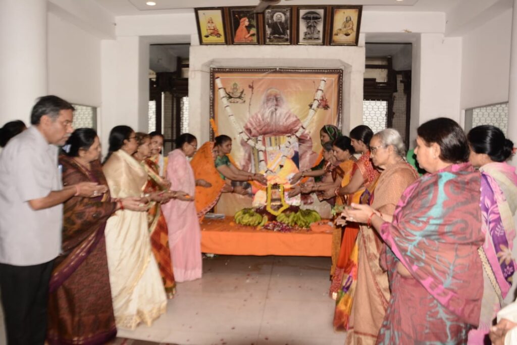 आध्यात्मिक उत्थान मंडल काशी की महिलाओं द्वारा ब्रम्हलीन जगद्गुरु शंकराचार्य स्वामी स्वरूपानंद जी को श्रद्धांजलि