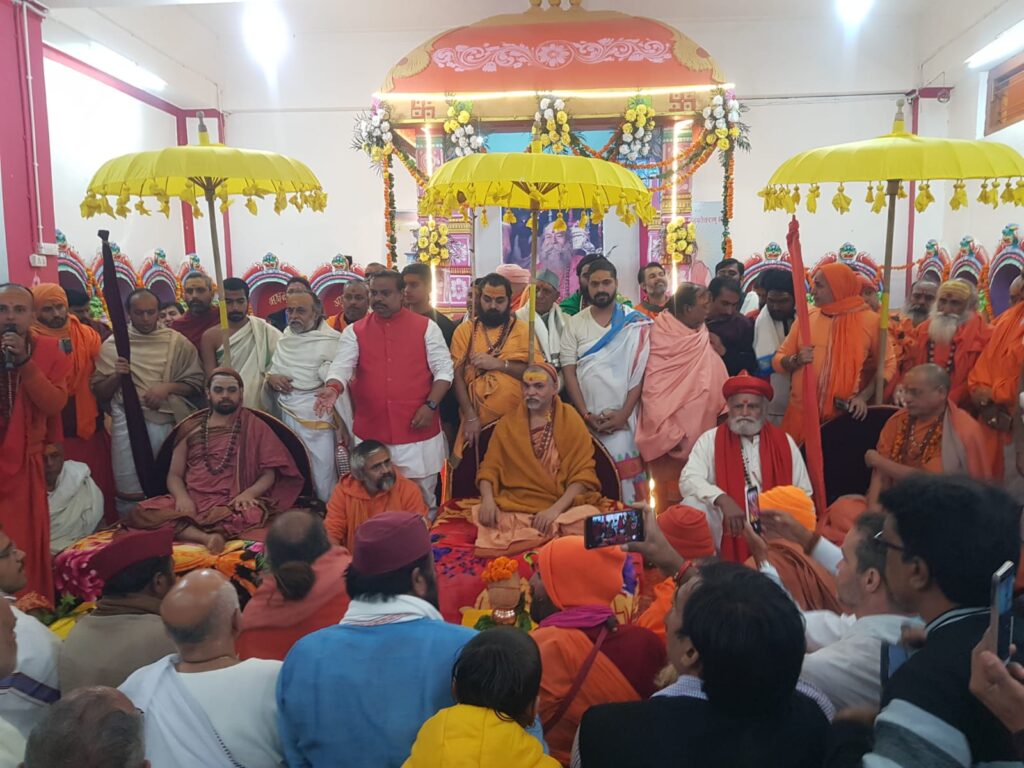 धर्म महासम्मेलन में शामिल होने पहुचे जगदगुरु शांकराचार्यो का नगर वासियो ने किया अभूतपूर्व स्वागत