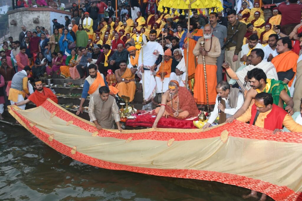 ज्योतिष्पीठाधीश्वर शंकराचार्य स्वामिश्री: अविमुक्तेश्वरानंद: सरस्वती जी महाराज ने की गंगा आरती