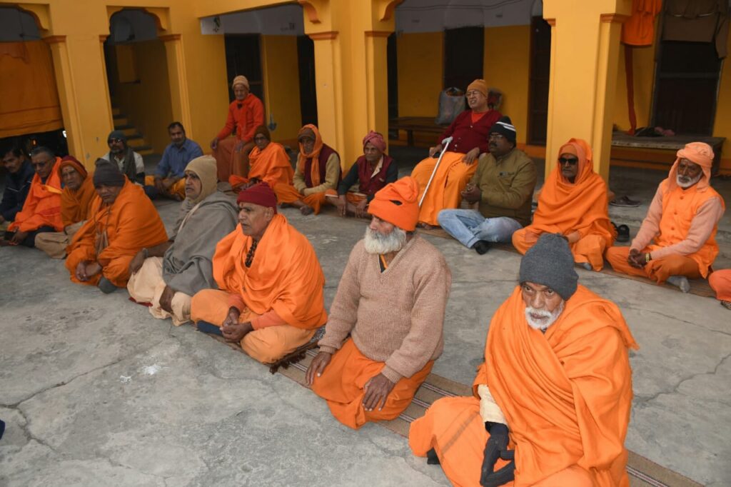 *जोशीमठ आपदा निवारणार्थ दंडी सन्यासियों ने किया सांकेतिक उपवास*