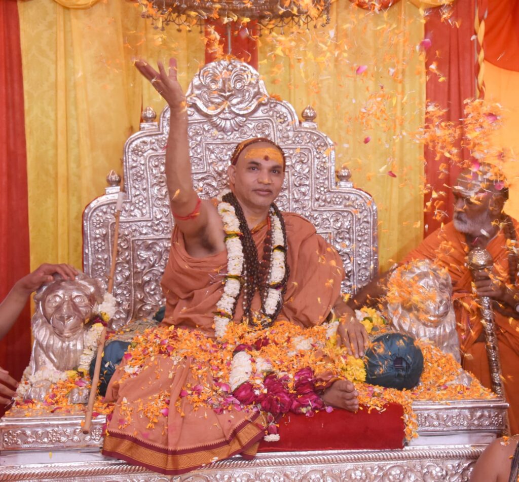 शंकराचार्य स्वामी अविमुक्तेश्वरानंद जी महाराज ने भक्तों संग खेली फूलों की होली