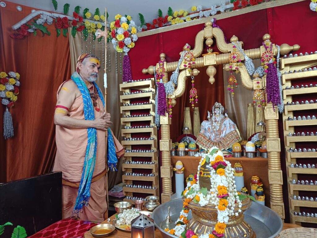 काशी प्रस्थान से पूर्व शंकराचार्य जी ने स्फटिक के शिवलिंग पर आदि विश्वेश्वर की प्रतीक पूजा की,11 लाख से अधिक शिवलिंग आयेंगे काशी