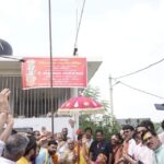 राष्ट्रीय गौ ध्वज यात्रा में पूज्य ज्योतिषपीठाधीश्वर शंकराचार्य स्वामी अविमुक्तेश्वरानंद जी ने लखनऊ में गौ ध्वज स्थापित किया